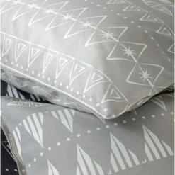 TODAY Parure De Couette 220x240 + 2 Taies D'oreiller 65x65 Cm - 100% Coton - Gris Ethnique SUNSHINE 4.21 -TODAY || DODO || Vision Soldes Boutique today parure de couette 220x240 2 taies d oreiller 65x65 cm 100 coton gris ethnique sunshine 4 21 3574641056339 599965